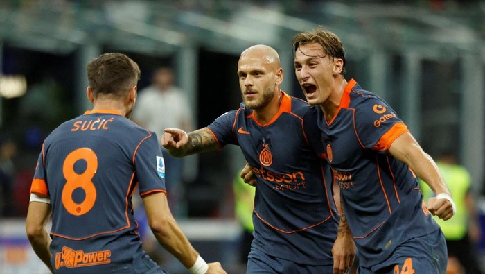 Soccer Football - Serie A - Inter Milan v Sassuolo - San Siro, Milan, Italy - September 21, 2025 Inter Milans Federico Dimarco celebrates scoring their first goal with Francesco Esposito and Petar Sucic REUTERS/Alessandro Garofalo     TPX IMAGES OF THE DAY
