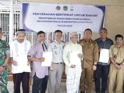 Bupati Luwu Timur Serahkan 338 Sertifikat Hak Milik ke Warga Transmigrasi