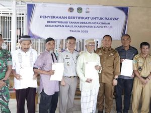 Bupati Luwu Timur Serahkan 338 Sertifikat Hak Milik ke Warga Transmigrasi Bupati Luwu Timur Serahkan 338 Sertifikat Hak Milik ke Warga Transmigrasi