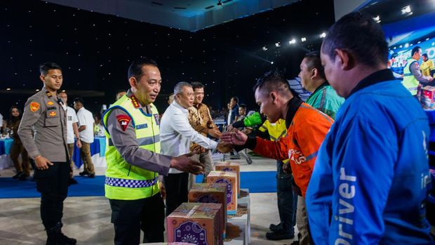 Kapolri serahkan bantuan sembako ke ojol (Rifkianto Nugroho/detikcom)