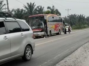 Kecelakaan Beruntun di Asahan Berawal dari Bus Bintang Timur Tabrak Bus Eldivo Kecelakaan Beruntun di Asahan Berawal dari Bus Bintang Timur Tabrak Bus Eldivo