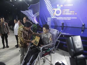 Habiburokhman Beri Penghargaan ke Aipda Marsidon di Hari Lalu Lintas Bhayangkara Ke-70 Habiburokhman Beri Penghargaan ke Aipda Marsidon di Hari Lalu Lintas Bhayangkara Ke-70