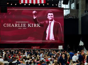 Lautan Pelayat Penuhi Arizona Peringati Kepergian Charlie Kirk Lautan Pelayat Penuhi Arizona Peringati Kepergian Charlie Kirk