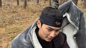 Foto-foto Lee Chae Min Saat Break Syuting Bon Appetit, Your Majesty