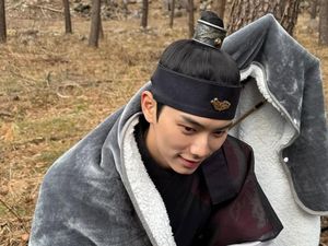 Foto-foto Lee Chae Min Saat Break Syuting Bon Appetit, Your Majesty