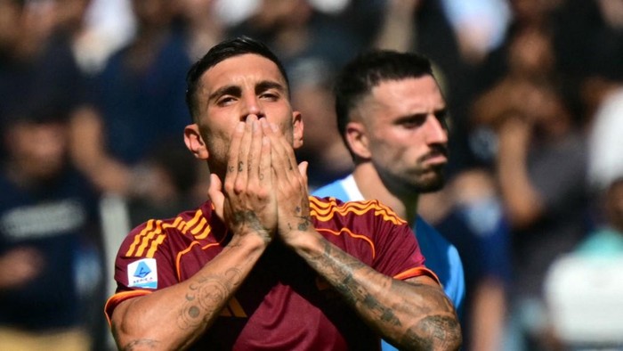 Romas Italian midfielder #07 Lorenzo Pellegrini celebrates scoring his teams first goal during the Italian Serie A football match between Lazio and Roma at the Olympic stadium in Rome, on September 21, 2025. (Photo by Tiziana FABI / AFP)