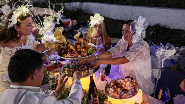 Makan Malam Rahasia Serba Putih Diner en Blanc Kembali Hiasi New York