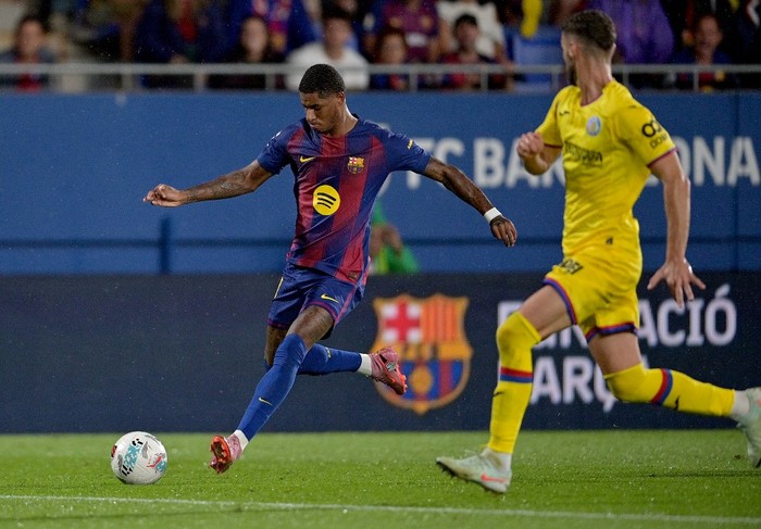 Barcelona's English forward #14 Marcus Rashford controls the ball during the Spanish league football match between FC Barcelona and Getafe CF at Johan Cruyff Stadium in Barcelona on September 21, 2025. (Photo by MANAURE QUINTERO / AFP)