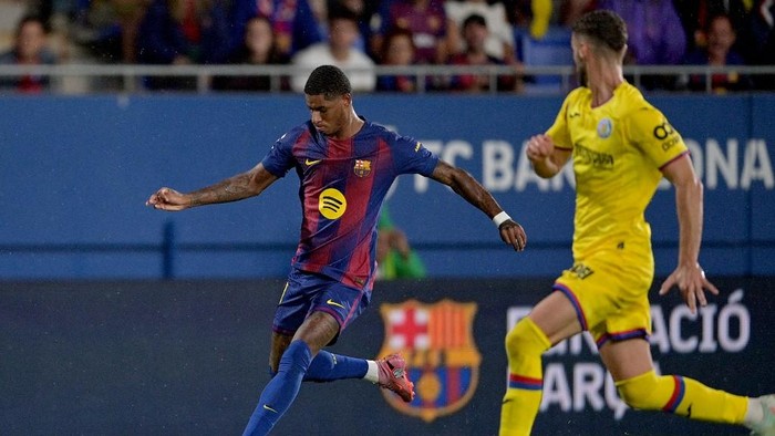 Barcelonas English forward #14 Marcus Rashford controls the ball during the Spanish league football match between FC Barcelona and Getafe CF at Johan Cruyff Stadium in Barcelona on September 21, 2025. (Photo by MANAURE QUINTERO / AFP)