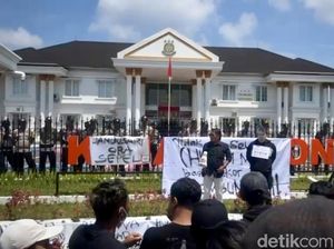 Giliran Kejari Digeruduk Massa Tuntut Pembunuh Serda RS Dihukum Mati Giliran Kejari Digeruduk Massa Tuntut Pembunuh Serda RS Dihukum Mati