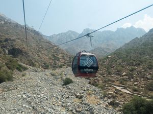 Menikmati Panorama Al-Hada Arab Saudi dari Kereta Gantung Menikmati Panorama Al-Hada Arab Saudi dari Kereta Gantung