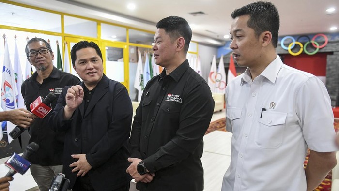 Menpora Erick Thohir (kiri) bersama Ketua Umum NOC Indonesia Raja Sapta Oktohari memberikan keterangan usai rapat di Jakarta, Senin (22/9/2025). Rapat tersebut membahas persiapan jelang ajang multievent internasional salah satunya SEA Games Thailand 2025. ANTARA FOTO/Hafidz Mubarak A