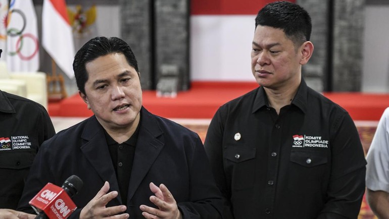 Menpora Erick Thohir (kiri) bersama Ketua Umum NOC Indonesia Raja Sapta Oktohari memberikan keterangan usai rapat di Jakarta, Senin (22/9/2025). ANTARA FOTO/Hafidz Mubarak A