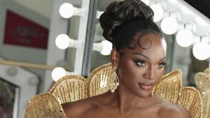 Foto Miss International Queen 2025 Kena Rasis, Wakil Indonesia Beri Pelukan