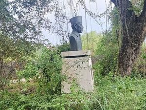 Monumen Gesang di Solo Safari Tak Terawat-Dikelilingi Ilalang Monumen Gesang di Solo Safari Tak Terawat-Dikelilingi Ilalang