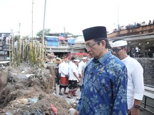 Menag Nasaruddin Umar Datangi Korban Banjir di Bali, Beri Bantuan Rp 300 Juta Menag Nasaruddin Umar Datangi Korban Banjir di Bali, Beri Bantuan Rp 300 Juta
