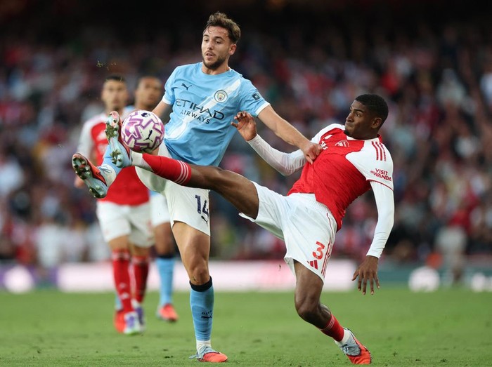 Soccer Football - Premier League - Arsenal v Manchester City - Emirates Stadium, London, Britain - September 21, 2025 Manchester City's Nico Gonzalez in action with Arsenal's Cristhian Mosquera REUTERS/Hannah Mckay EDITORIAL USE ONLY. NO USE WITH UNAUTHORIZED AUDIO, VIDEO, DATA, FIXTURE LISTS, CLUB/LEAGUE LOGOS OR 'LIVE' SERVICES. ONLINE IN-MATCH USE LIMITED TO 120 IMAGES, NO VIDEO EMULATION. NO USE IN BETTING, GAMES OR SINGLE CLUB/LEAGUE/PLAYER PUBLICATIONS. PLEASE CONTACT YOUR ACCOUNT REPRESENTATIVE FOR FURTHER DETAILS..