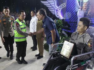 Korlantas Beri Pin Emas ke 3 Tokoh Berkontribusi Majukan Layanan Lalu Lintas Korlantas Beri Pin Emas ke 3 Tokoh Berkontribusi Majukan Layanan Lalu Lintas