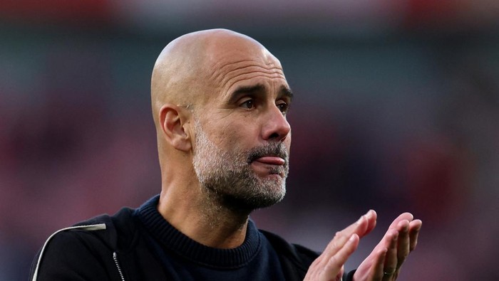 Soccer Football - Premier League - Arsenal v Manchester City - Emirates Stadium, London, Britain - September 21, 2025 Manchester City manager Pep Guardiola applauds fans after the match REUTERS/Hannah Mckay EDITORIAL USE ONLY. NO USE WITH UNAUTHORIZED AUDIO, VIDEO, DATA, FIXTURE LISTS, CLUB/LEAGUE LOGOS OR LIVE SERVICES. ONLINE IN-MATCH USE LIMITED TO 120 IMAGES, NO VIDEO EMULATION. NO USE IN BETTING, GAMES OR SINGLE CLUB/LEAGUE/PLAYER PUBLICATIONS. PLEASE CONTACT YOUR ACCOUNT REPRESENTATIVE FOR FURTHER DETAILS..