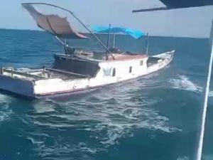 Heboh Perahu Nelayan Berlayar Tanpa Awak di Pulau Balang Caddi Pangkep Heboh Perahu Nelayan Berlayar Tanpa Awak di Pulau Balang Caddi Pangkep