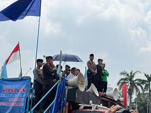 Polisi dan Buruh Gelar Doa Bersama di Tengah Unjuk Rasa di DPR Polisi dan Buruh Gelar Doa Bersama di Tengah Unjuk Rasa di DPR
