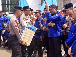 Aksi Polisi Bagikan Air Mineral dan Roti ke Massa Buruh di DPR Aksi Polisi Bagikan Air Mineral dan Roti ke Massa Buruh di DPR