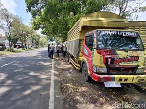 Pemotor Wanita Tewas Usai Tabrak Truk Parkir di Jalan Lingkar Selatan