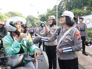 Puluhan Polwan di Surabaya Bagi Helm dan Cokelat, Ada Acara Apa? Puluhan Polwan di Surabaya Bagi Helm dan Cokelat, Ada Acara Apa?