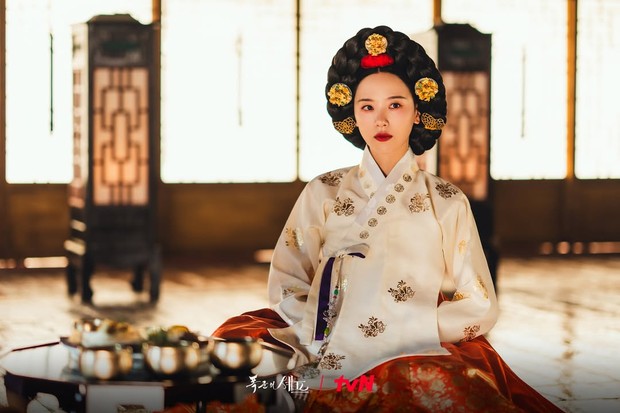 Potret Kang Han Na dalam drama 'Bon Appetit, Your Majesty'/ Foto: instagram.com/tvn_drama Potret Kang Han Na dalam drama 'Bon Appetit, Your Majesty'. Sang aktris memerankan Kang Mok Ju, seorang selir raja yang penuh ambisi.