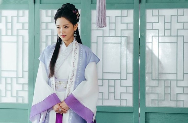 Potret Kang Han Na dalam drama 'Moon Lovers Scarlet Heart Ryeo'/ Foto: hancinema.net Potret Kang Han Na dalam drama 'Moon Lovers Scarlet Heart Ryeo' sebagai anggota kerajaan Hwangbo Yeon-Hwa.