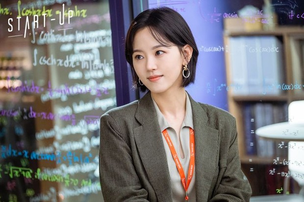 Potret Kang Han Na dalam drama 'Start-Up'/ Foto: instagram.com/tvn_drama Peran antagonis ikonik lainnya dari Kang Han Na ada di drama Start-Up. Sang aktris memeran Won In Jae, sosok kompetitif yang menyimpan luka.