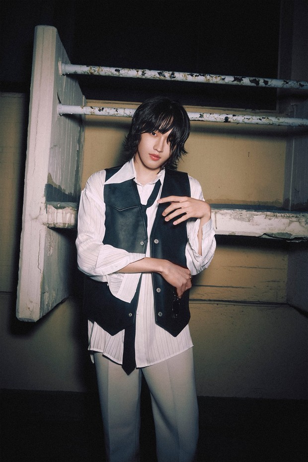 Potret Kim Shin AxMxP/ Foto: x.com/AxMxP_official Dalam AxMxP, Kim Shin menempati posisi gitaris dan vokalis.