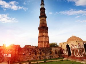 Megahnya Qutub Minar Mahakarya Seni Islam di New Delhi Megahnya Qutub Minar Mahakarya Seni Islam di New Delhi