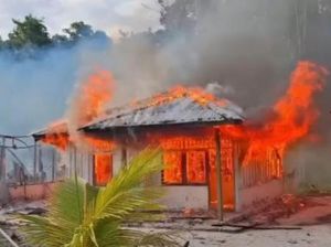Warga Malut Bakar 5 Rumah Bantuan Pemkab Raja Ampat Buntut Sengketa Pulau Warga Malut Bakar 5 Rumah Bantuan Pemkab Raja Ampat Buntut Sengketa Pulau