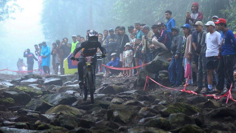 Penonton antusias menyaksikan aksi pembalap di BIG Downhill 2025. Ajang ini melombakan 19 kategori yang diikuti 320 pembalap dari dalam dan luar negeri yakni Selandia Baru, Singapura, Filipina, Thailand, Malaysia dan Australia. Foto: ANTARA FOTO/Budi Candra Setya