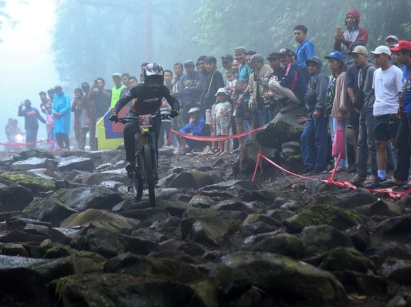 Ratusan Pembalap Dunia Adu Cepat di Kejuaraan Downhill Banyuwangi