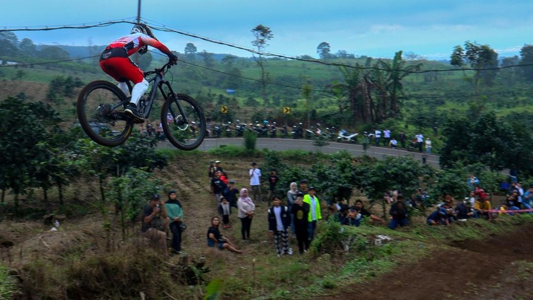 Seorang pembalap melaju kencang di lintasan menantang Sirkuit Gantasan Bike Park Banyuwangi, Jawa Timur, pada ajang Banyuwangi Ijen Geopark (BIG) Downhill, Minggu (21/9/2025). Foto: ANTARA FOTO/Budi Candra Setya
