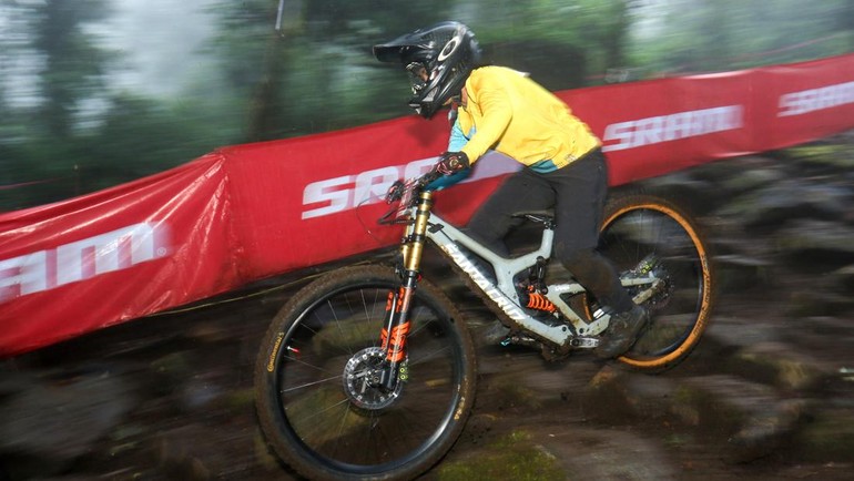 Peserta dari berbagai negara beraksi di Kejuaraan BIG Downhill 2025 yang masuk agenda resmi Union Cycliste Internationale (UCI) di Banyuwangi. Foto: ANTARA FOTO/Budi Candra Setya