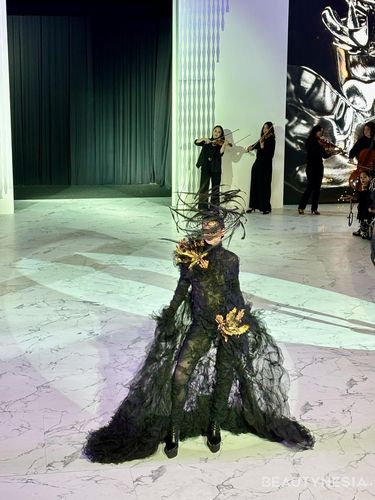 Rinaldy Yunardi tampil di Senayan City Fashion Nation XIX. Ia suguhkan 20 looks bertajuk 'NOCTILUME'.