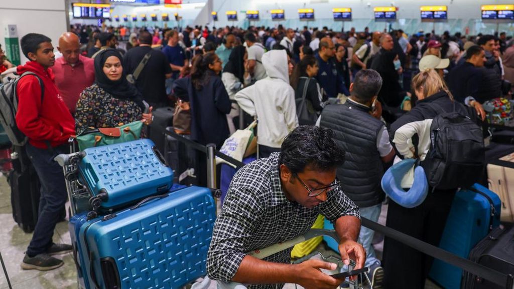 Saat Gangguan Siber Lumpuhkan Bandara Heathrow, Penumpang Antre Mengular Saat Gangguan Siber Lumpuhkan Bandara Heathrow, Penumpang Antre Mengular