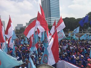 5 Tuntutan Buruh di Depan DPR Hari Ini: Tolak Upah Murah-Outsourcing 5 Tuntutan Buruh di Depan DPR Hari Ini: Tolak Upah Murah-Outsourcing
