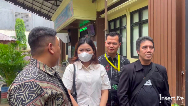 Berita Seputar Selebriti Insertlive Terkini : Putri Sulung Mpok Alpa Tepis Isu Aji Darmaji Rebutan Warisan dengan Keluarga