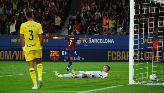 Soccer Football - LaLiga - FC Barcelona v Getafe - Johan Cruyff Stadium, Barcelona, Spain - September 21, 2025 FC Barcelonas Ferran Torres celebrates scoring their first goal as Getafes David Soria looks dejected REUTERS/Albert Gea