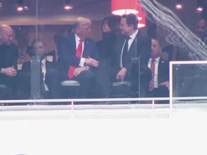 Video: Sempat Memanas, Trump-Elon Musk Bertemu & Berjabat Tangan Video: Sempat Memanas, Trump-Elon Musk Bertemu & Berjabat Tangan