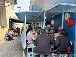 Menu di Warung Kongde yang Malu Disebut: Jembut Belanda-Sambal Jancok Menu di Warung Kongde yang Malu Disebut: Jembut Belanda-Sambal Jancok