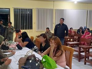 18 PSK Terciduk Satpol PP Saat Razia Warkop di Mojokerto 18 PSK Terciduk Satpol PP Saat Razia Warkop di Mojokerto