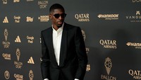 Dembele datang ke tempat seremoni Ballon dOr 2025 di Theatre Du Chatelet sebagai favorit kuat. Foto: NurPhoto via Getty Images/NurPhoto