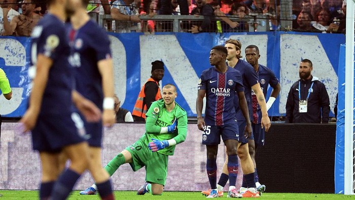 MARSEILLE, FRANCE - SEPTEMBER 22: Lucas Chevalier #30 and Nuno Mendes #25 of Paris Saint-Germain are disappointed during the Ligue 1 McDonalds match between Olympique de Marseille and Paris Saint-Germain at Stade Velodrome on September 22, 2025 in Marseille, France. (Photo by Xavier Laine/Getty Images)