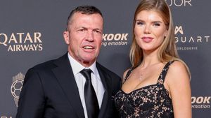 Potret Pemenang Ballon dOr Gandeng Pacar Model Lebih Muda 40 Tahun