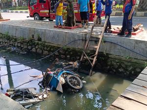 Pengemudi Kaget Terkena Dahan Pohon, Bentor Loncat ke Irigasi di Indramayu Pengemudi Kaget Terkena Dahan Pohon, Bentor Loncat ke Irigasi di Indramayu